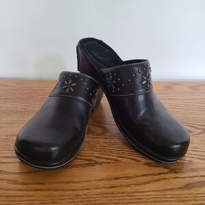 White Mountain Penza Black Leather Clog w/ Metal Stud Ornaments Women's Size 8.5